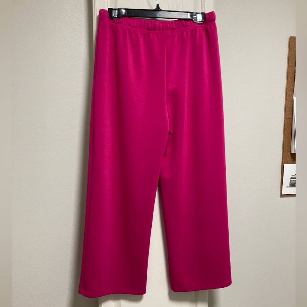 Women's Beautiful Air Essentials Two-Piece Set. Size Medium. - Picture 6 of 13
